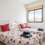 2 Bedroom Apt Close To The Sea