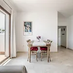 2 Bedroom Apt Close To The Sea